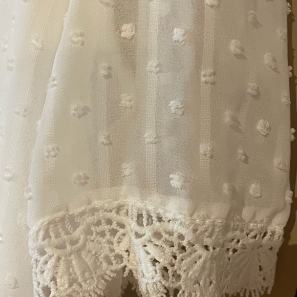 Lovely textured and lace blouse. Size M - Picture 4 of 5